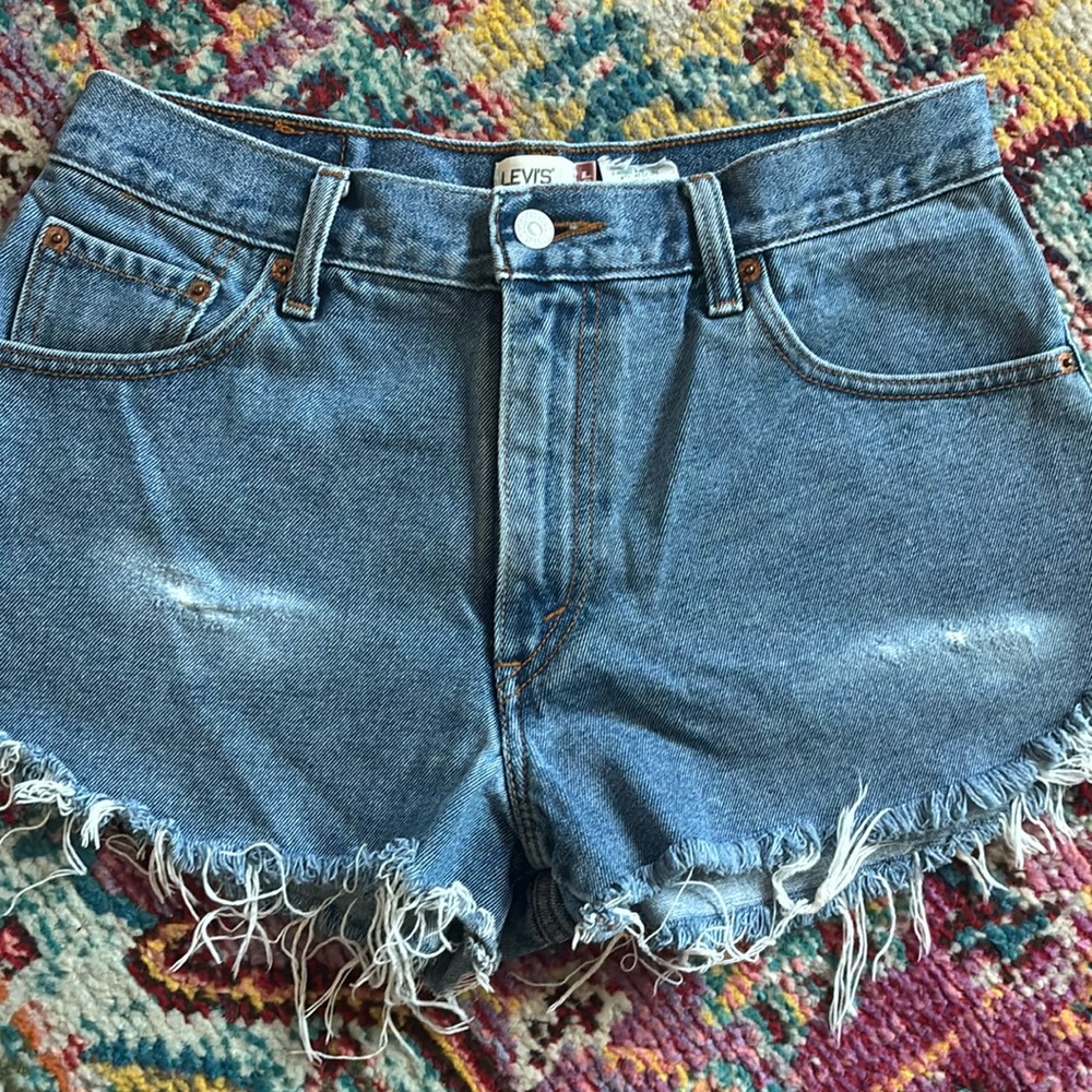 Women’s Levi’s 550 Distressed Blue Jean Shorts 31” - Picture 1 of 3